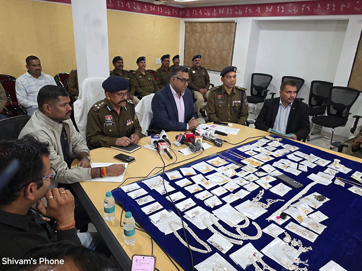 आरोपियों के पास सोने-चांदी के जेवर समेत 60 लाख रुपये का सामान बरामद