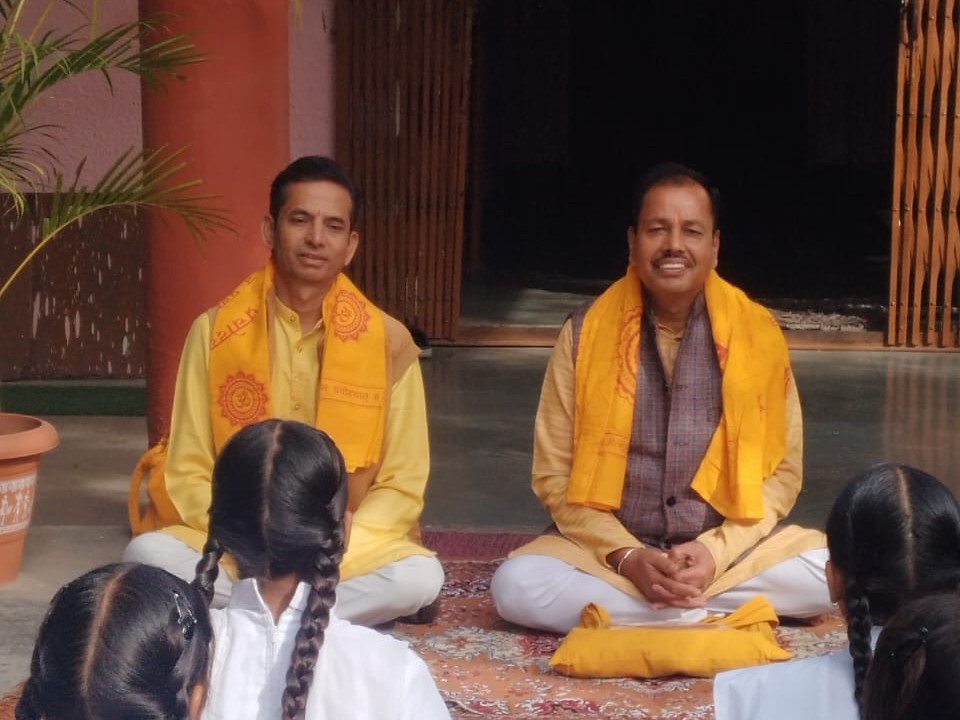 गायत्री परिवार के सदस्यों ने छात्राओं को ध्यान के बारे में जानकारी दी।