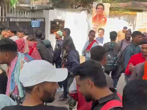 गृहमंत्री के बंगले के बाहर इकट्ठे हुए कैंडिडेट्स।