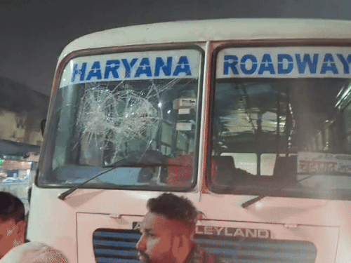 गुस्सांए लोगों ने तोड़े हरियाणा रोडवेज की बस के शीशे।