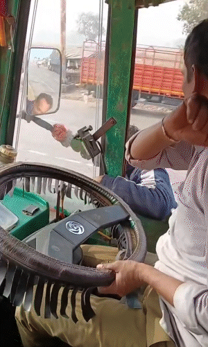 दलाल ने पैसे देने का दबाव बनाया तो चालक ने ट्रक आगे बढ़ा दिया।