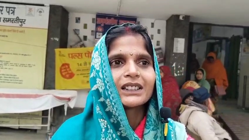 जानकारी देतीं छात्रा की भाभी।