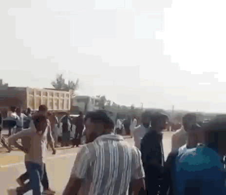 हादसे के बाद हाईवे पर भीड़ इकट्ठा हो गई।