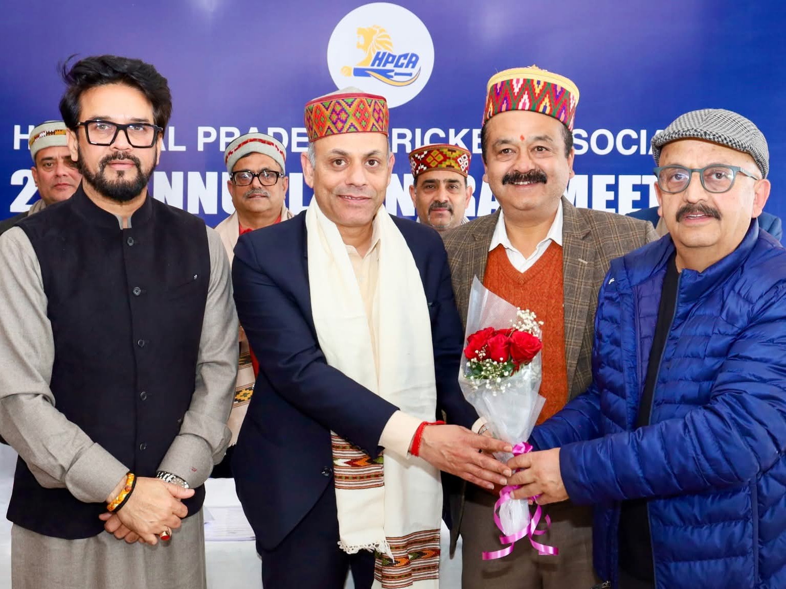 चुने गए प्रतिनिधियों को बधाई देते अनुराग ठाकुर अन्य