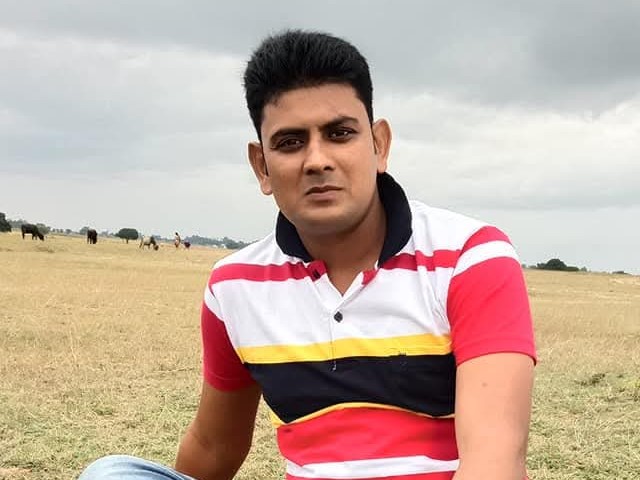 एक ही बाइक पर सवार होकर दोनों जा रहे थे।