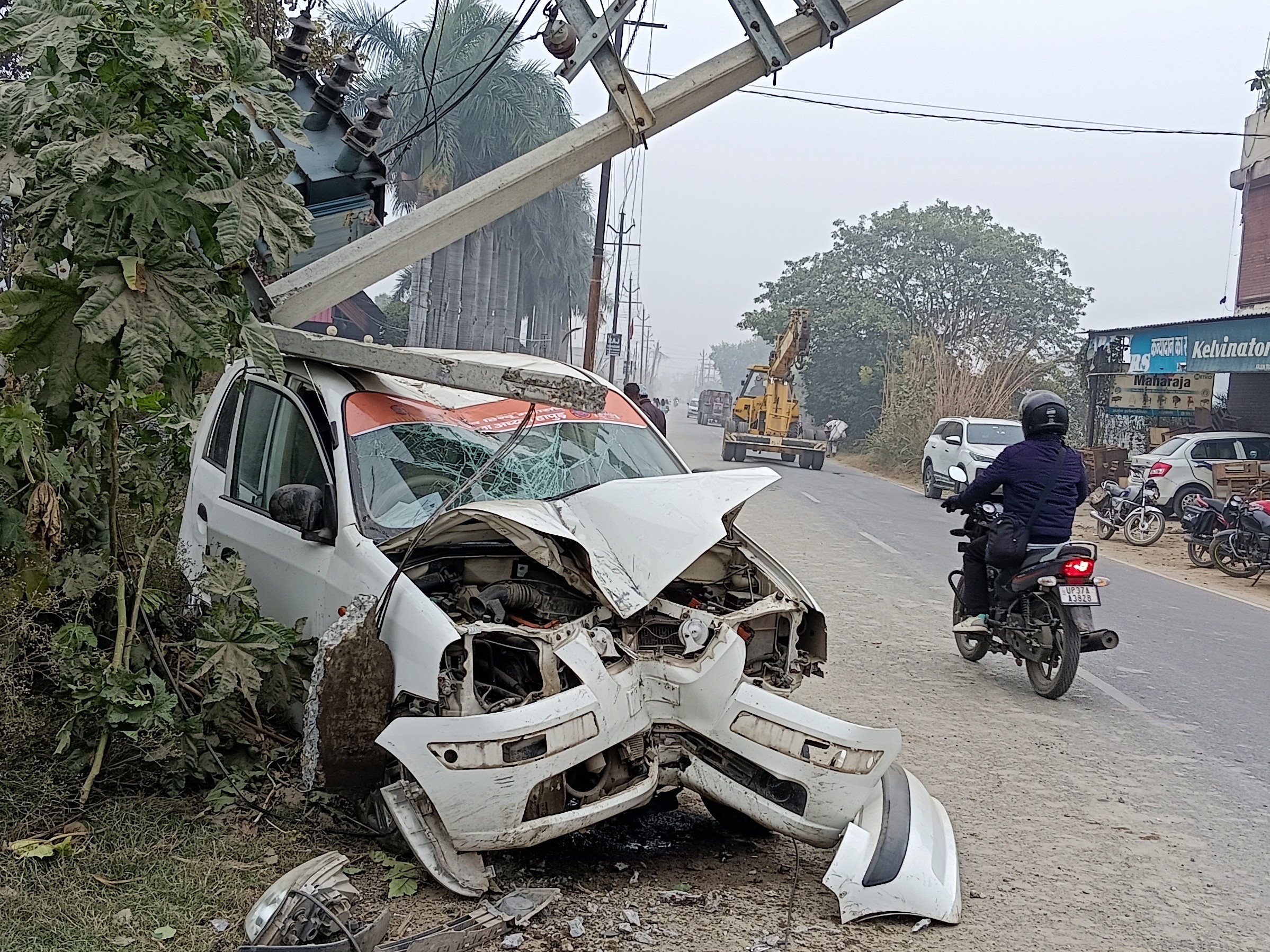 A speeding Santro collided with an electric pole and transformer.
