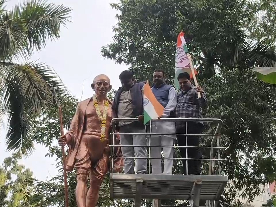 महात्मा गांधी की प्रतिमा पर माल्यार्पण करने पहुंचे कांग्रेसी।