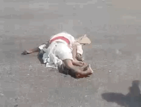 तस्वीर, 75 साल के बुजुर्ग श्यामदास की है। टक्कर से उछलकर वे हाईवे पर गिर पड़े।