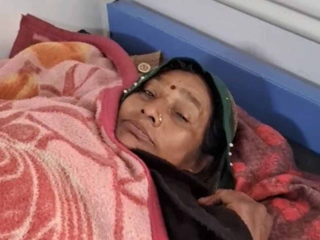 फूड प्वाइजनिंग का शिकार हुई महिला।