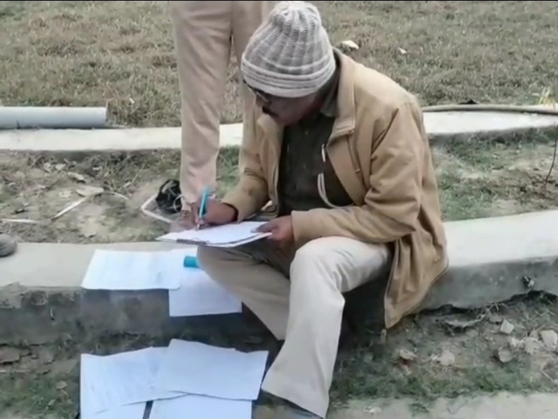 जांच करती पुलिस।