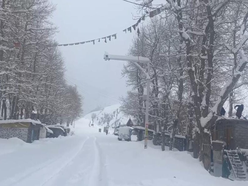 मनाली के ऊंचे स्थानों पर हुई बर्फबारी।