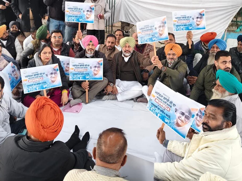 ललहेड़ी चौक पर धरने पर बैठे किसान नेता।