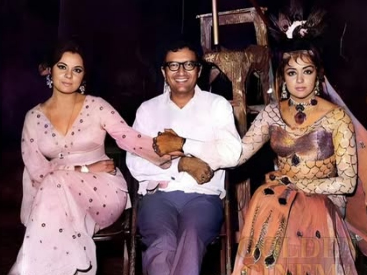 प्रोड्यूसर विजय आनंद के साथ हेमा मालिनी और मुमताज की तस्वीर।