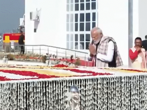 PM Narendra Modi Assam Speech Update; Himanta Biswa Sarma | BVFCL -  Pariksha Pe Charcha | असम में मोदी बोले- बांग्लादेशी घुसपैठिए कांग्रेस ने  ही बसाए: उन्हें बचा भी रही, इसलिए SIR