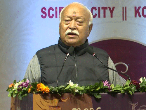 भागवत कोलकाता में राष्ट्रीय स्वयं सेवक संघ के 100 वर्ष होने पर संवाद कार्यक्रम में बोल रहे थे। - Dainik Bhaskar
