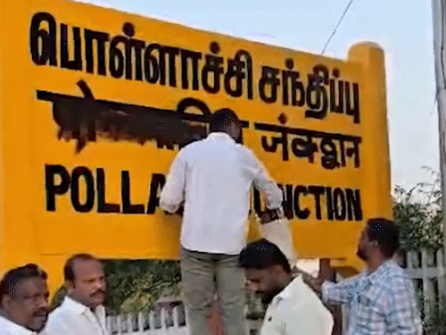 हे चित्र २४ फेब्रुवारीचे आहे. DMK कार्यकर्ते पोलाची रेल्वे स्थानकावर हिंदीमध्ये लिहिलेले नाव मिटवताना.