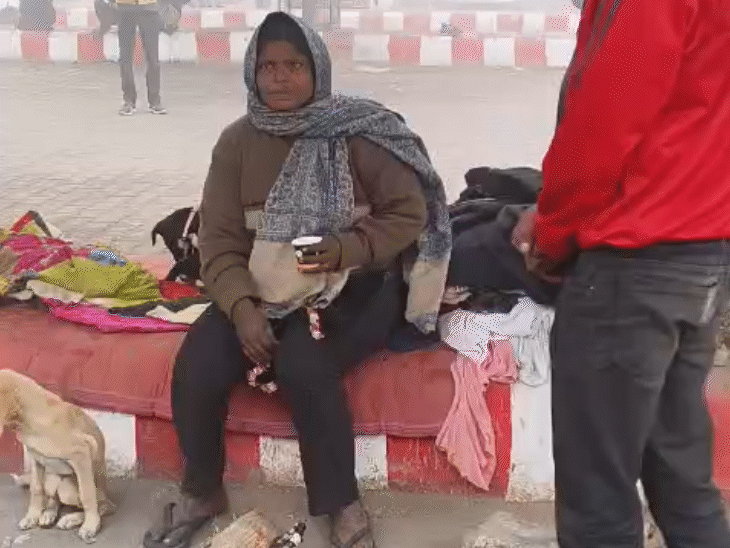 बरेली में भीषण ठंड का प्रकोप जारी है। सड़क के किनारे लोग अलाव जलाकर तापते नजर आए।