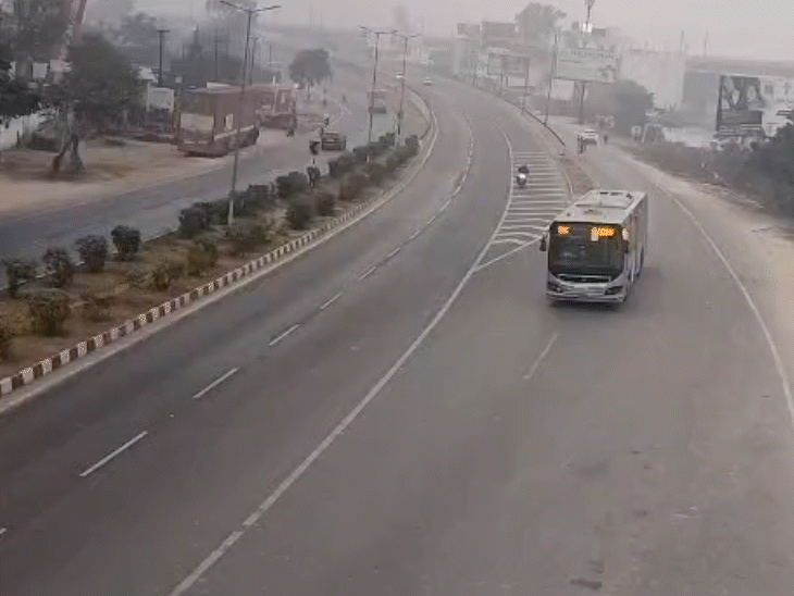 मेरठ में सुबह गलन और ठिठुरन की वजह से सड़कों पर सन्नाटा दिखाई दिया। कोहरा कम होने के बावजूद कड़ाके की सर्दी ने लोगों को घरों में रहने को मजबूर कर दिया।