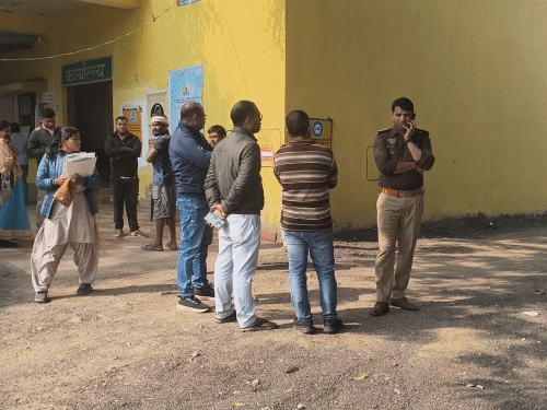 छात्रा के सुसाइड की खबर मिलते ही परिजन रायगढ़ पहुंचे।