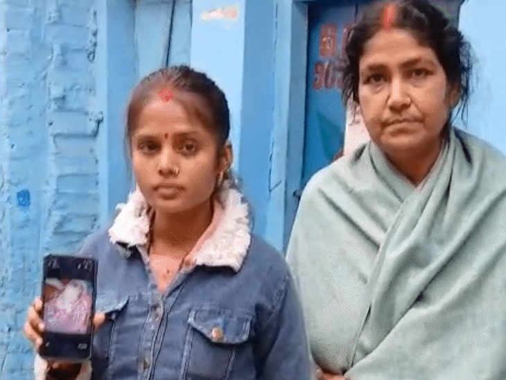 मोबाइल में नवजात की तस्वीर दिखाती खुशबू कुमारी।