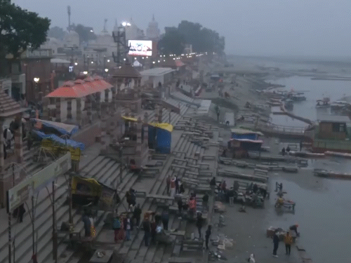 अयोध्या में शीतलहर के बीच कोहरे की परत छाई हुई है। तस्वीर सरयू घाट की है।