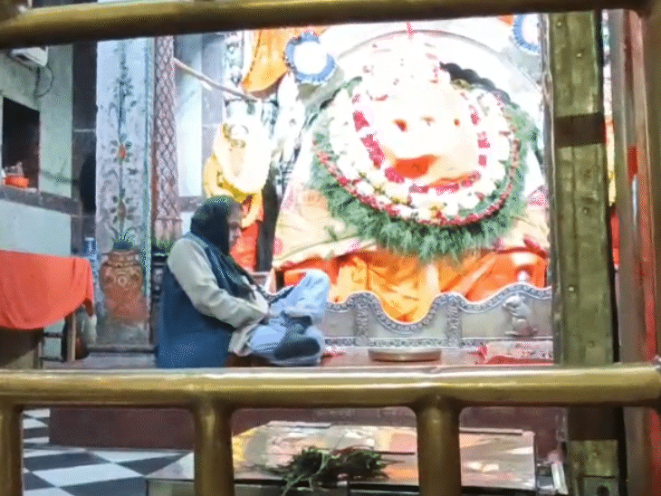 काशी में बड़ा गणेश मंदिर में भगवान को ऊनी कपड़े पहनाए गए। रुई से बनी रजाई ओढ़ाई गई। इसके अलावा मूषक को भी शॉल पहनाया गया।