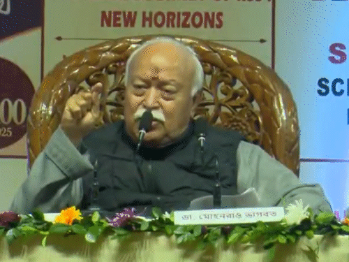 मोहन भागवत कोलकाता में राष्ट्रीय स्वयं सेवक संघ के 100 साल पूरे होने पर आयोजित एक संवाद कार्यक्रम में बोल रहे थे। - Dainik Bhaskar