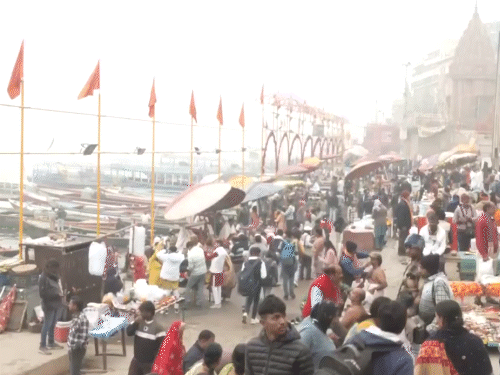 वाराणसी में ठंड और शीतलहर के बीच श्रद्धालु गंगा घाट पर स्नान के लिए पहुंच रहे हैं। तस्वीर दशाश्वमेध घाट की है।