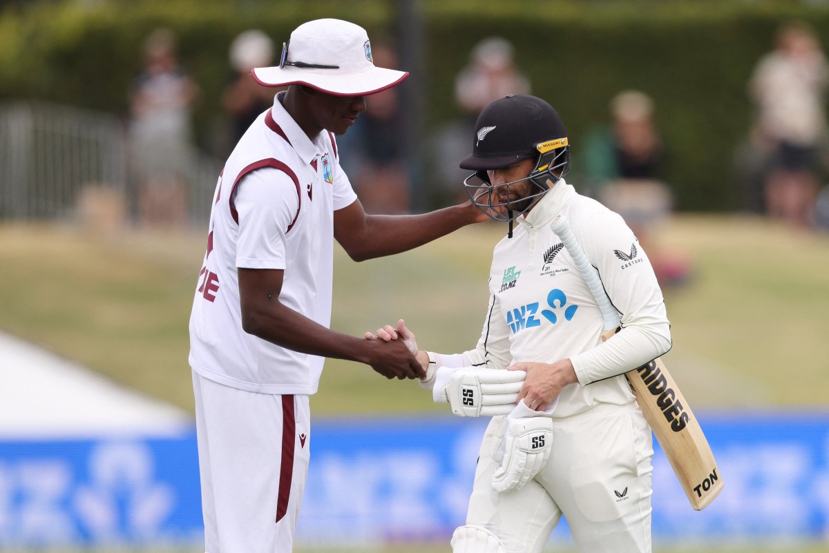 डेवोन कॉन्वे एक टेस्ट में डबल सेंचुरी और शतक लगाने वाले न्यूजीलैंड के पहले खिलाड़ी बने।