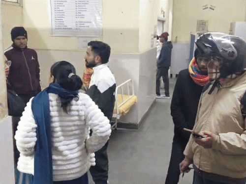 घरौंडा अस्पताल में मौजूद मृतकों के परिजन।