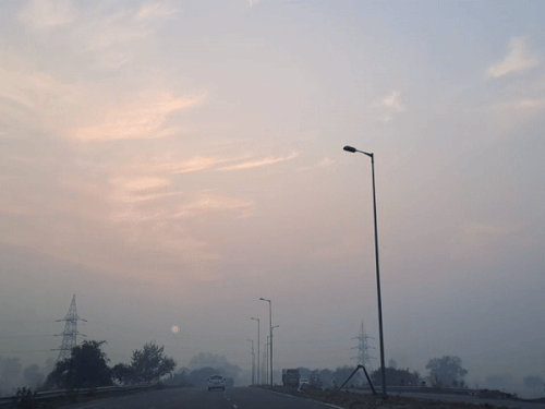 हरियाणा में शीत हवाओं के कारण तापमान में गिरावट दर्ज की गई है।