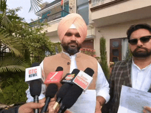 रूपा सोहाना मीडिया से बातचीत करते हुए।