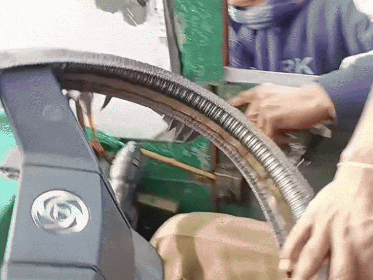 अवैध वसूली के नाम पर पैसों की मांग करने लगा।