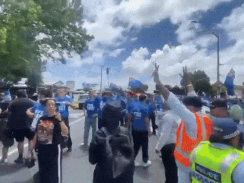 न्यूजीलैंड पुलिस ने मौके पर पहुंचकर दोनों पक्षों को शांत कराया।