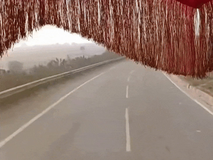 आरटीओ चेक पोस्ट के पास एक प्राइवेट दलाल ट्रक पर चढ़ गया।