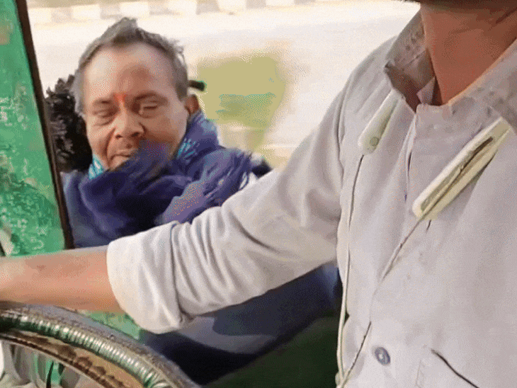 इस दौरान दलाल बार-बार ट्रक चालक के पैर छूकर माफी मांगता रहा।