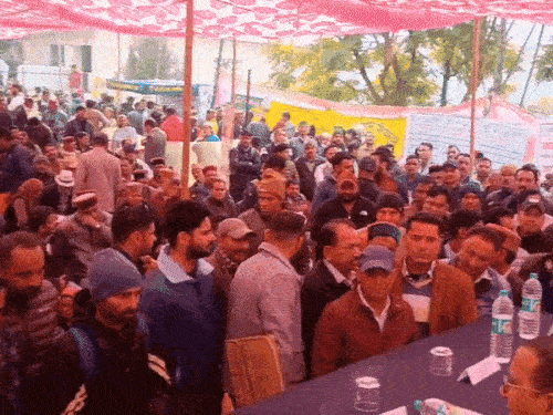 उत्तरकाशी में डीएम प्रशांत आर्य जन सुनवाई करते हुए।