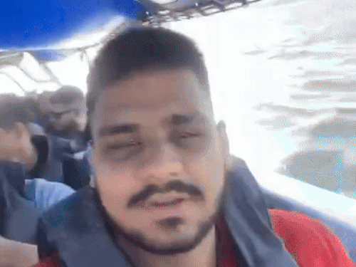 डोंकर ने बोट के जरिए करवाया समुद्र पार।