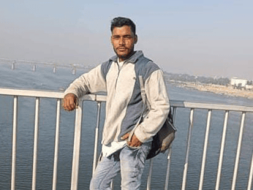 यह आरोपी सतीश है। पुलिस इसे हिरासत में लेकर पूछताछ कर रही है।