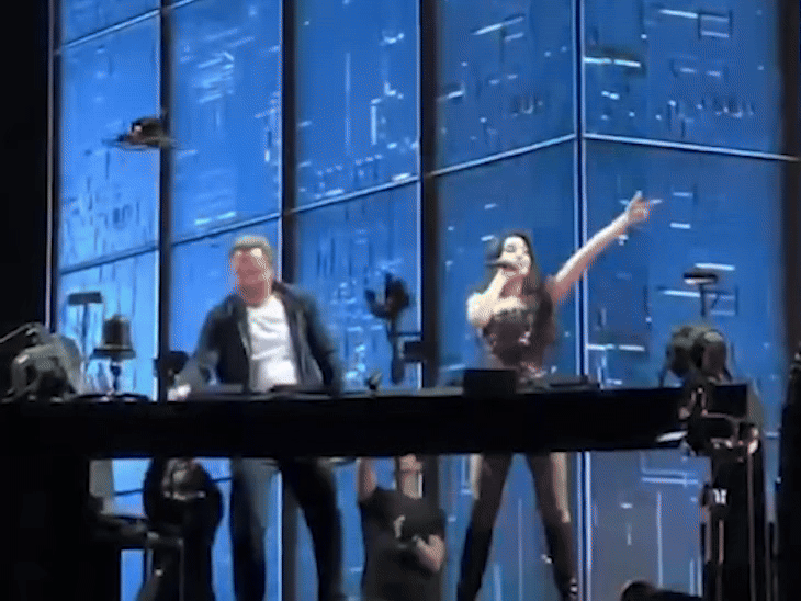 मंच पर परफॉर्म करती हुईं नोरा फतेही।