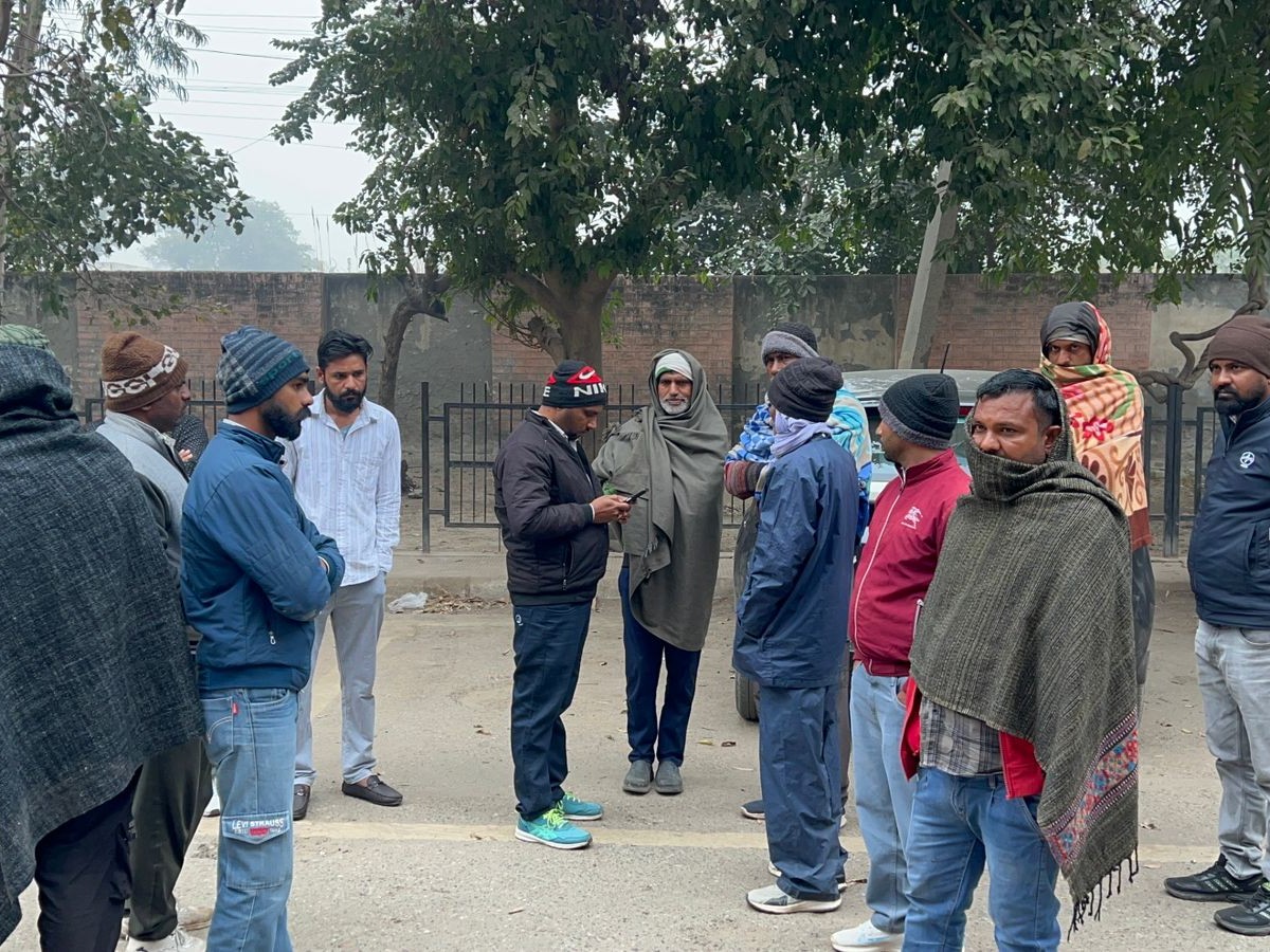 हांसी के सामान्य अस्पताल पहुंचे मृतक कुलदीप के परिजन।