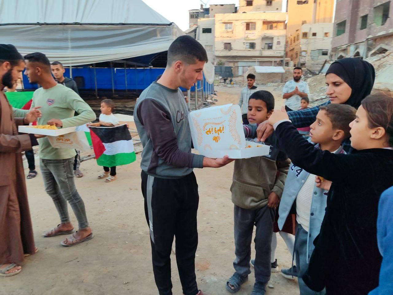 हमास के लड़ाकों ने यासर अबू शबाब की मौत के बाद मिठाइयां बांटीं थी।