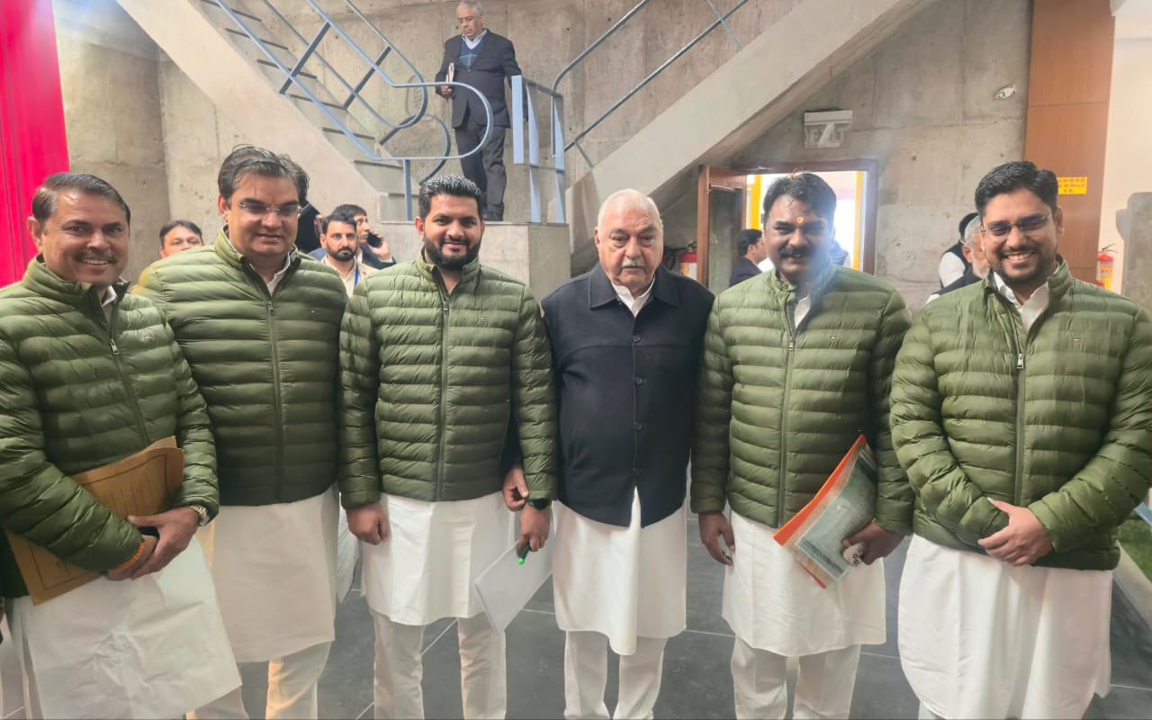 हरियाणा विधानसभा में नेता प्रतिपक्ष भूपेंद्र हुड्‌डा के साथ हरे रंग की जैकेट में कांग्रेस के 5 MLA।