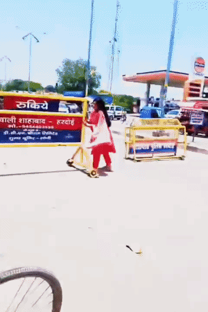 किरण ने REEL के चक्कर में पुलिस की बैरिकेडिंग हटा दी। इससे ट्रैफिक व्यवस्था प्रभावित हुई।