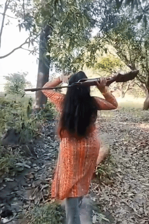 तस्वीर में किरण कंधे पर एयरगन लहराते और भौकाल दिखाते नजर आ रही हैं।