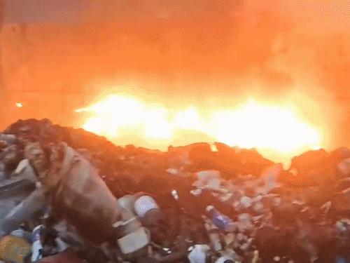 प्लास्टिक फैक्ट्री में जला स्क्रैप का सामान।