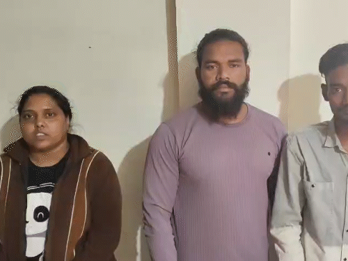 हत्या का आरोपी अपने तीन साथियों के साथ मिलकर 11 मकानों में चोरियां की थी।