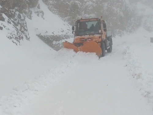 जम्मू-कश्मीर में बर्फबारी के कारण कश्मीर को जोड़ने वाली मुगल रोड ब्लॉक हो गई। मशीनों के जरिए बर्फ को हटाया गया।