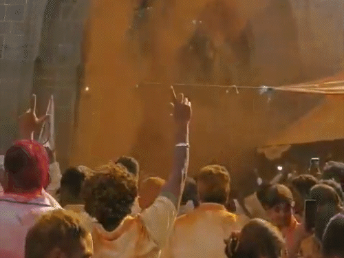 पुणे जिले के जेजुरी मंदिर में NCP अजित गुट जश्न मना रहा था। इसी दौरा जलते कपूर पर गुलाल गिरा। इससे आग भड़क गई। 5-6 लोग झुलस गए। उनका इलाज जारी है।