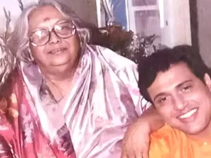 गोविंदा अपनी मां निर्मला देवी के साथ। - Dainik Bhaskar